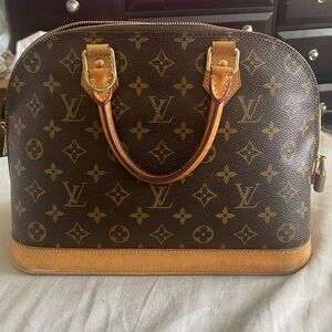 I’m selling this very loved authentic Louis Vuitton Alma